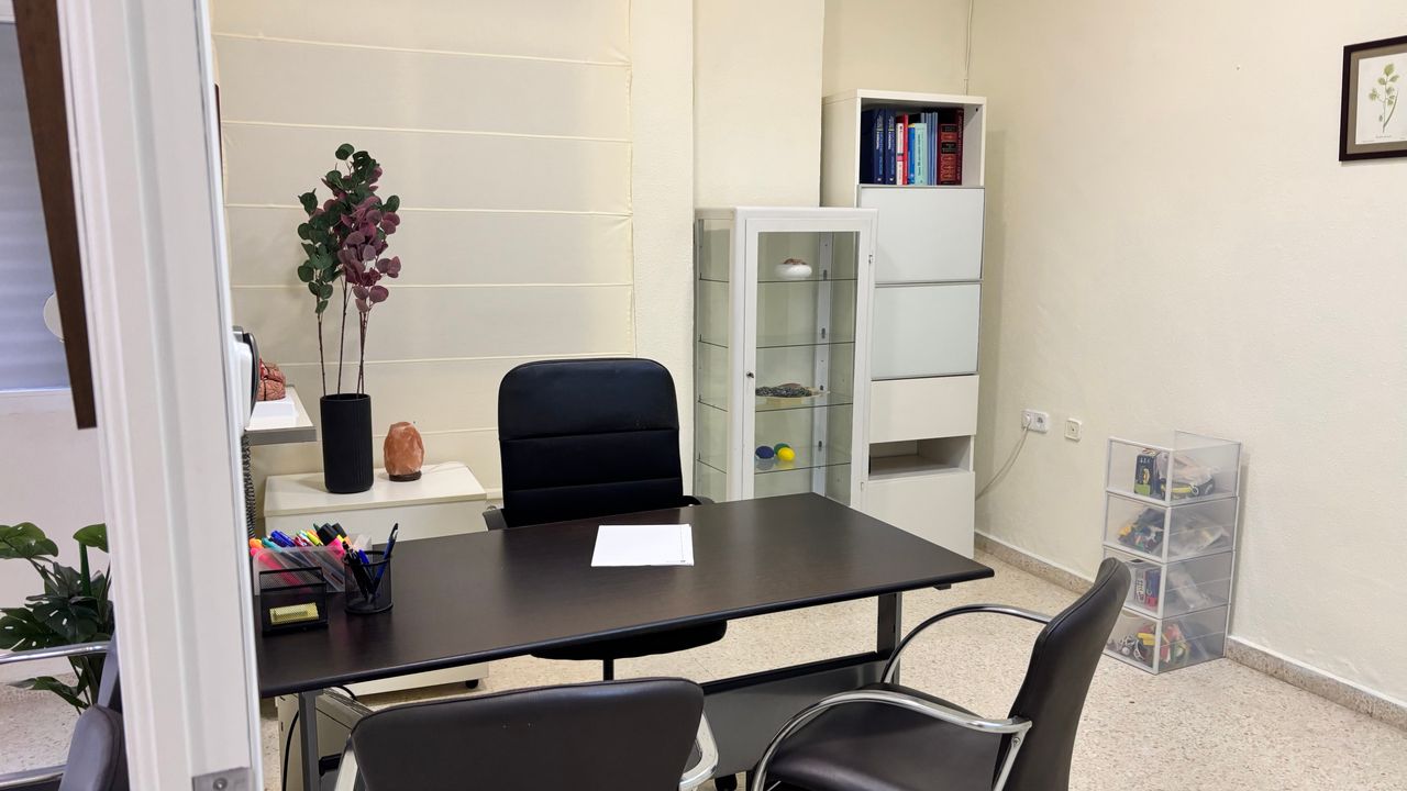 Sala de consulta de psicología en Bermejales, Sevilla